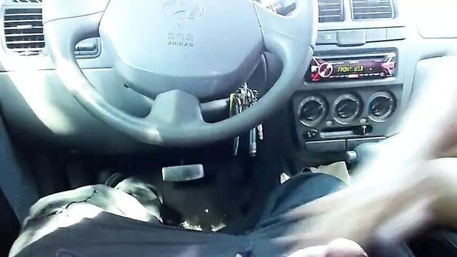 Милфа сосет молодой член в машине