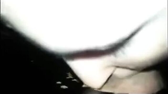 Пара играет в кабинке у глорихола