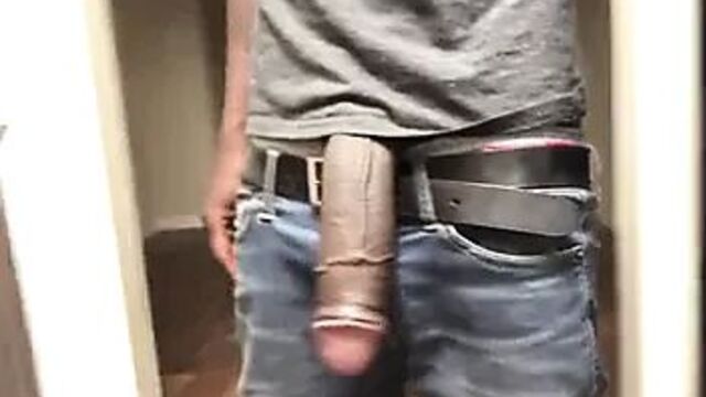 Огромный черный член кончает снова и снова