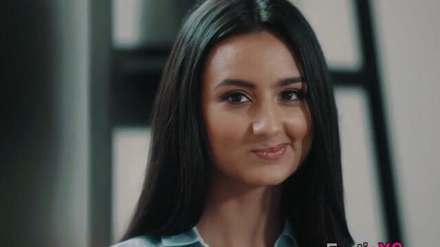 Симпатичная девушка трахает своего босса