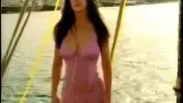 Kirsty Gallacher показывает большие сиськи и сексуальные изгибы