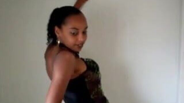 Горячая черная девушка раздевается