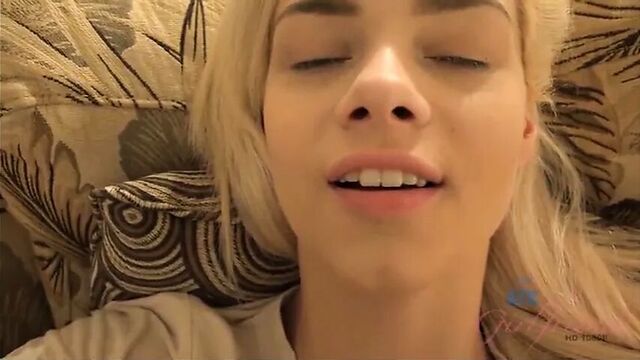 Маленькая симпатичная блондинка с большой киской.