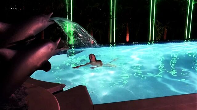 Elizabeth Berkley - секс у бассейна