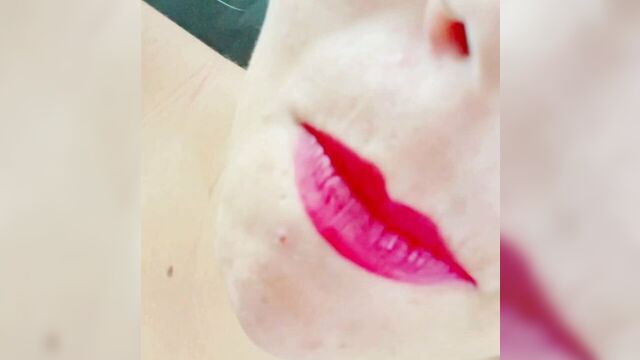 Она пытается завязать стебель вишни своим языком