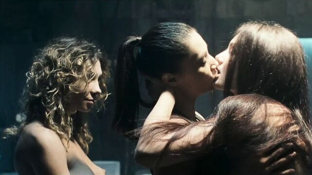 Возвращение в дом на холме с привидениями, альтернативная лесбийская сцена