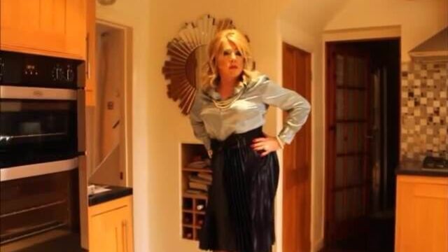 Голубая шелковистая блузка и темно-синяя юбка со складками в атласе