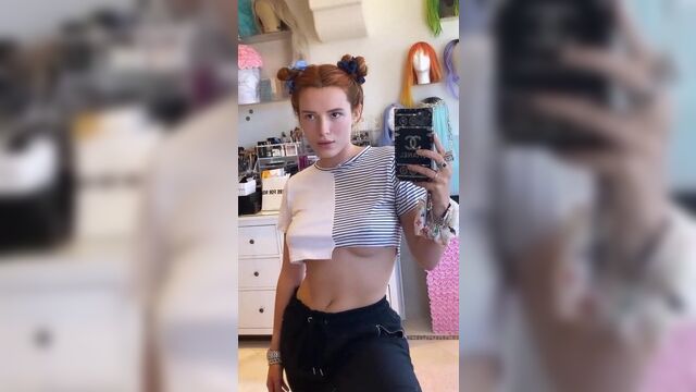 Bella Thorne - селфи под грудью 6-10-2020