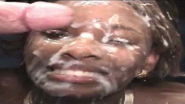 Хорошенькая черная девушка покрыта спермой