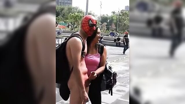 Одетые женщины, раздетый мужчина: он дрочит на публике, огромный камшот