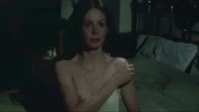 Sarah Miles в матросе, упавшем с грацией с