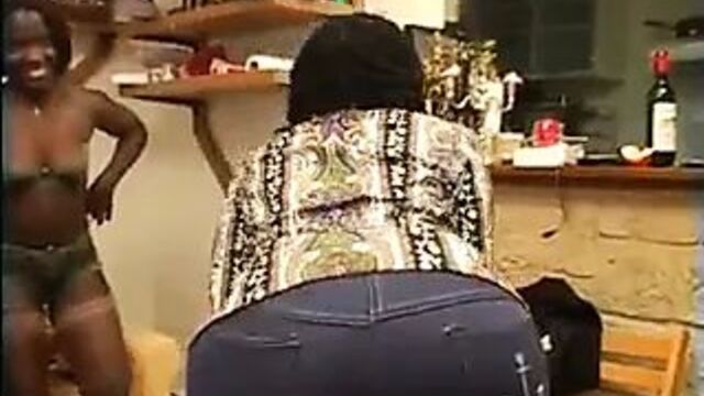 Чернокожий гэнгбэнг в любительском видео