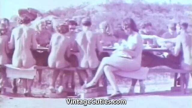 Нудистки на улице наслаждаются обнаженным образом жизни (винтаж 1950-х)