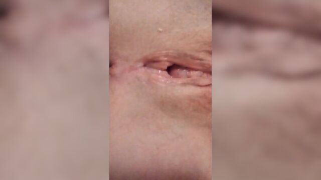 Горячая обнаженная мокрая киска