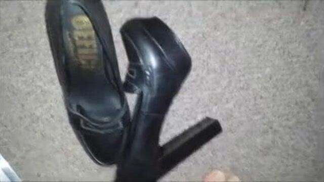 Коренастые каблуки покрыты огромной порцией спермы