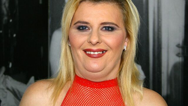 Шлюховатая зрелая принимает анальную долбежку