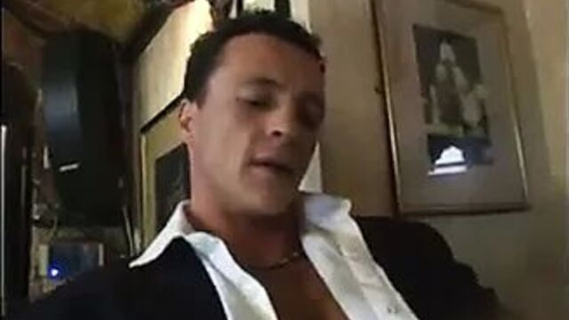 Неохотная женщина присоединяется к групповухе в баре