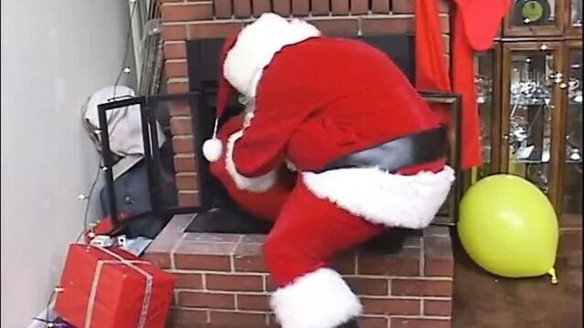 Зрелая дама с большой задницей сосет и трахается с членом толстого Санты