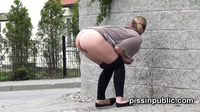 Этим девушкам пришлось опустошить их полный мочевой пузырь здесь и сейчас