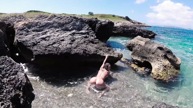 Путешествия обнажённой - Стройная девушка нудистка устроила сексуальное шоу на Майорке