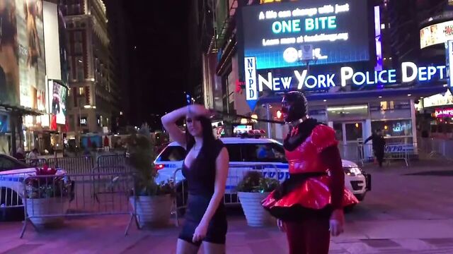 Публичное унижение мужчины-раба 2