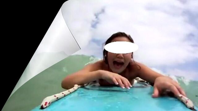 Бикини моей жены отвалилось, пока она плавала.