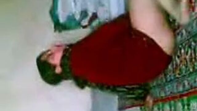 Арабская девушка Djienz на земле