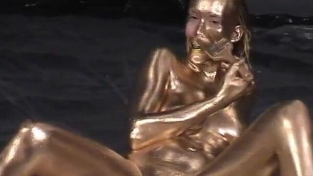 Cora в золотой краске