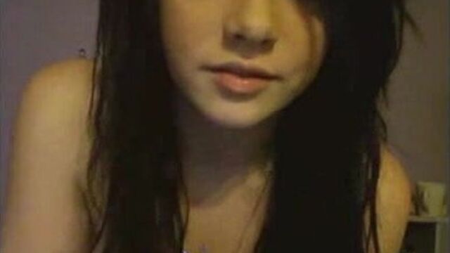 Брюнетка перед вебкамерой