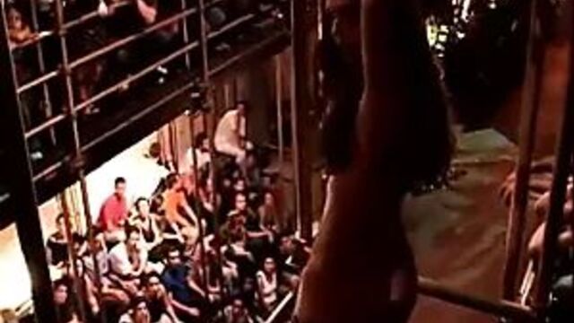 Мастурбирует на сцене