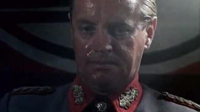 Юные девушки обслуживают члены старых офицеров (винтаж 1960-х)