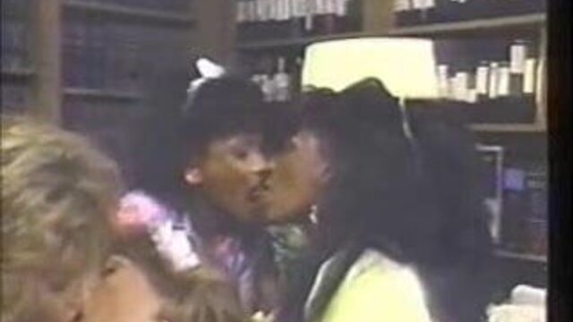 Angel Kelly и лесбийская сцена подруг