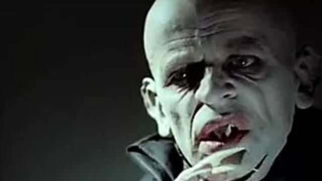 Nosferatu вампир кусает девственницу