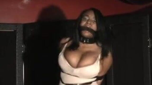 Борется в мини-юбке