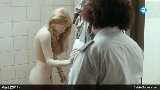 Юная знаменитость Sigrid Обнаженная киска Ten Ten со спиной в душе