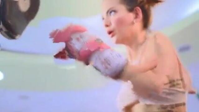 Ellen Adarna осуществляет