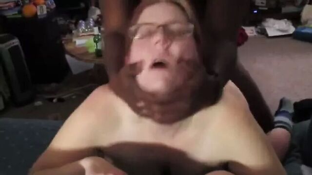 Жена-шлюшка умоляет о кримпае с большим черным членом