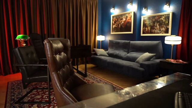 Страстная брюнетка дрочит ее киску и задницу