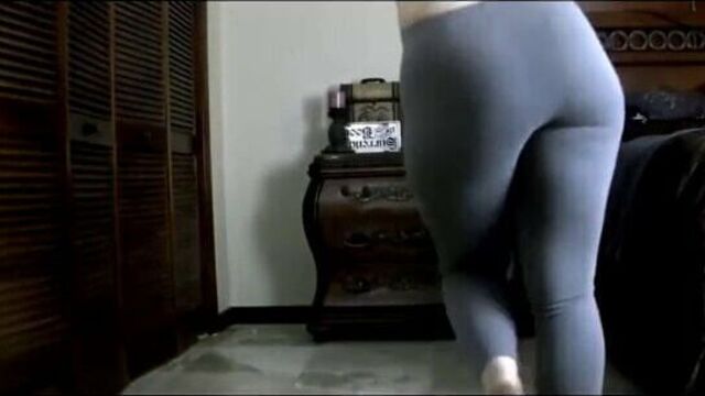 Сексуальный GIF-танец на коленях с потрясающим минетом