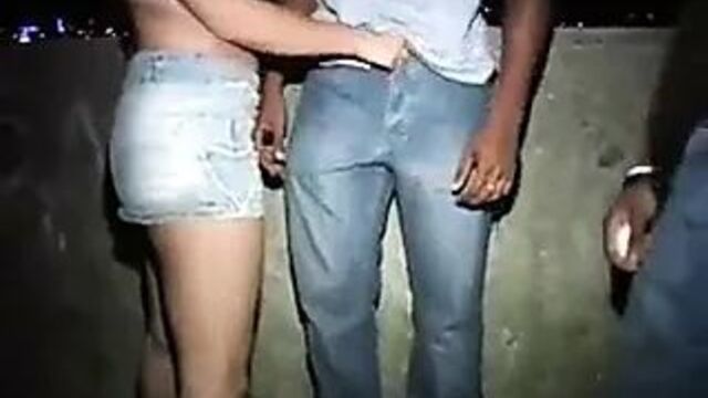 Моя жена трахает черного мужчину на публике, и я записываю это