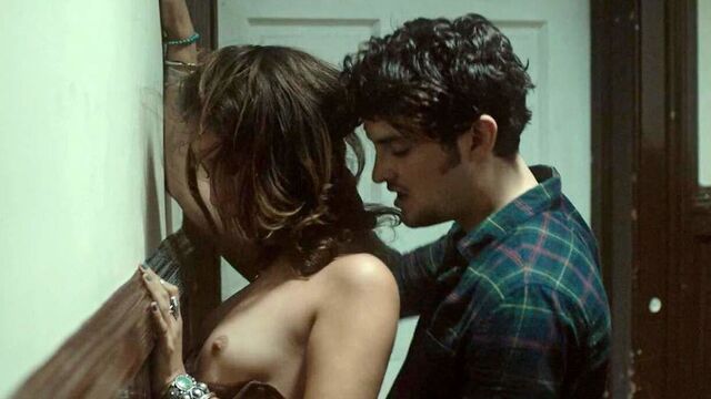 Stella Maeve, секс-сцена с топлес на scandalplanetcom