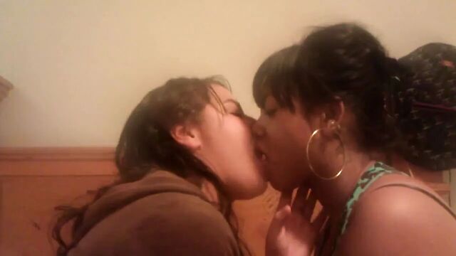 Лесбийский поцелуй - 3