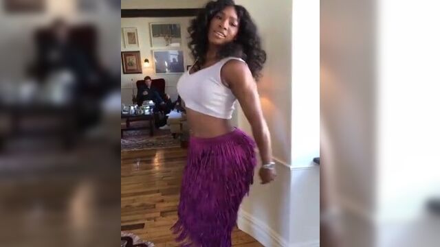 Serena Williams трясет своей задницей