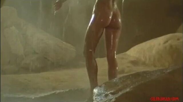 Фиби сосет обнаженной сценой