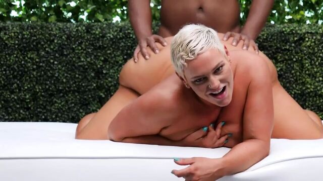 Белая девушка с шикарной задницей Kaden Kole трахает ее большую задницу большим черным членом на пробы