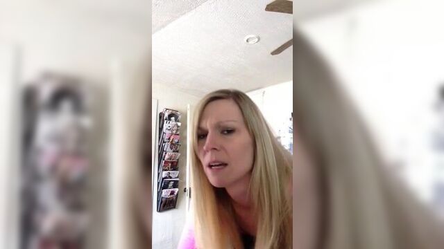 Публичный секс милфы-блондинки