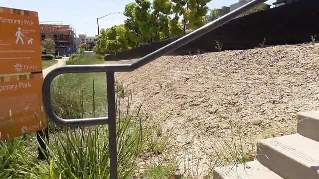 Девушка-эксгибиционистка с мини-юбкой показывает киску и сиськи