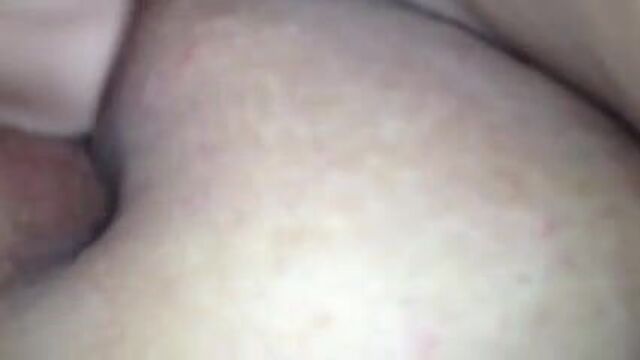 Пухлая Amanda трахает игрушкой киску