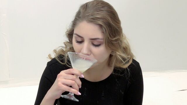 Премиум буккаке - Julie Red глотает 54 огромных глотка спермы