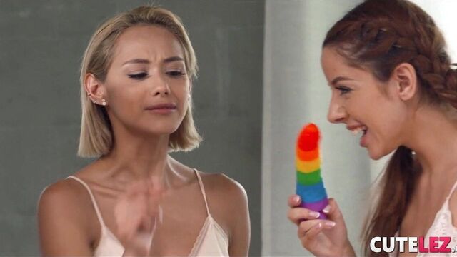 Шаловливая спящая вечеринка, сравнивающая сиськи